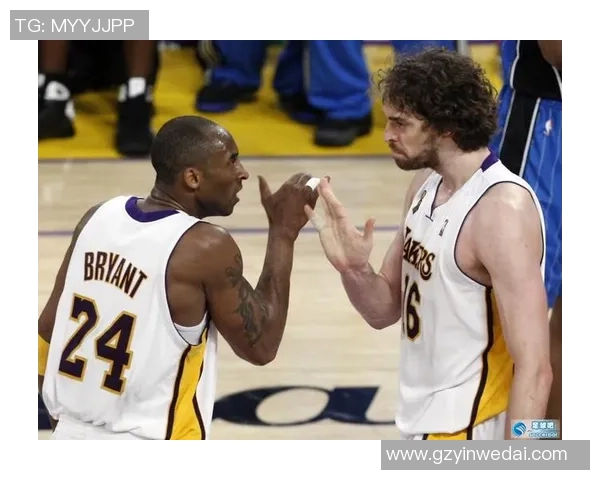 科比与足球明星的传奇对话:跨界碰撞的运动精神与友谊之旅 科比与足球明星的传奇对话:跨界碰撞的运动精神与友谊之旅