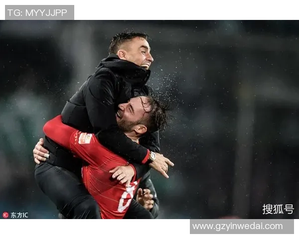 足球明星激情亲吻草地瞬间集锦精彩回顾与感动时刻分享 足球明星激情亲吻草地瞬间集锦精彩回顾与感动时刻分享