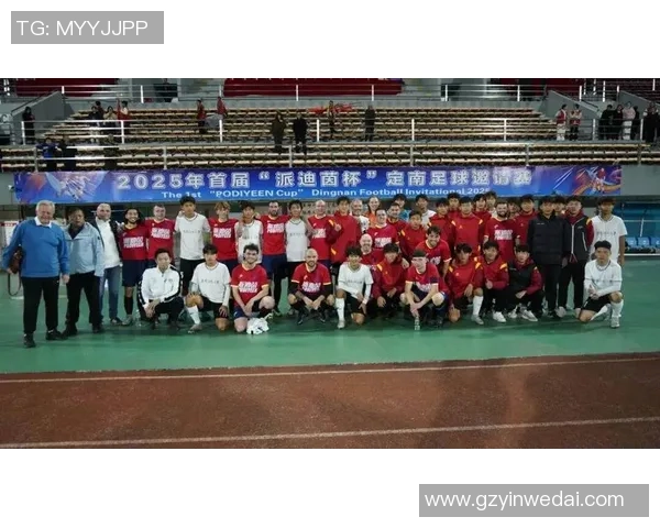 足球明星街头秀技艺与球迷互动共度欢乐时光 足球明星街头秀技艺与球迷互动共度欢乐时光